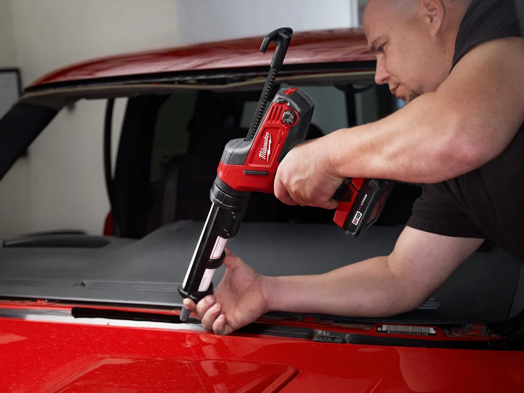 Milwaukee M18 Cordless 10 Oz Caulk And Adhesive Gun