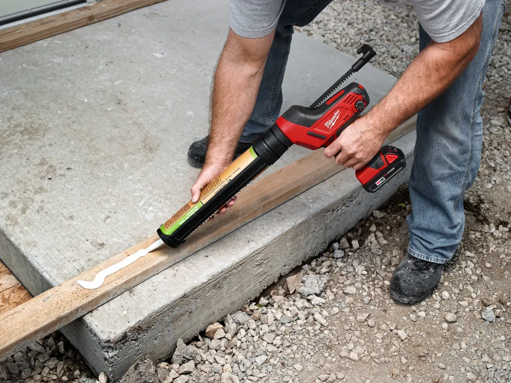 Milwaukee M18 Cordless 10 Oz Caulk And Adhesive Gun