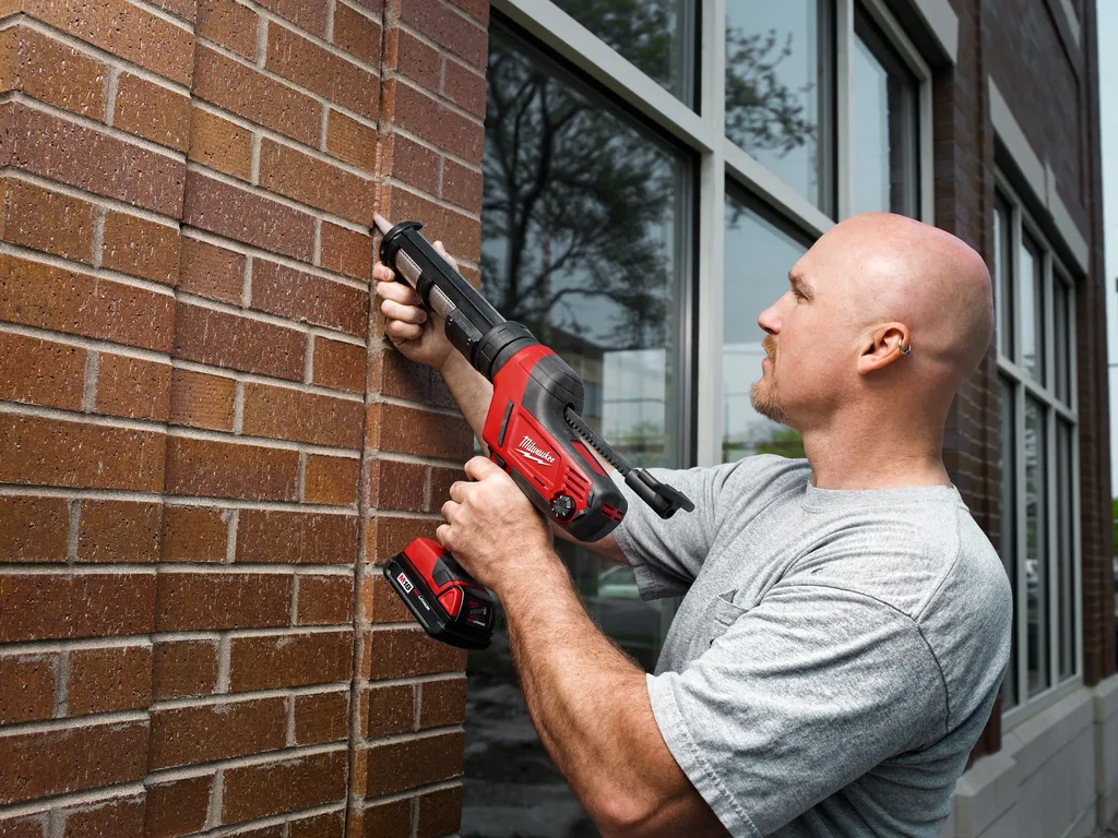 Milwaukee M18 Cordless 10 Oz Caulk And Adhesive Gun